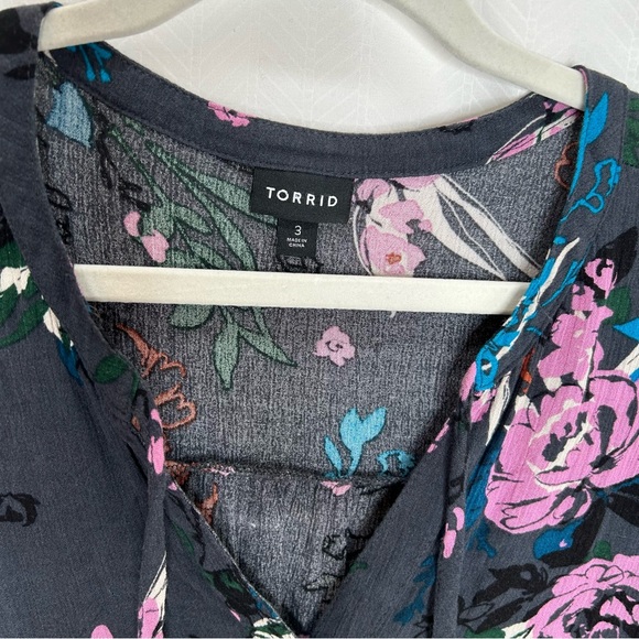 Torrid black floral blouse V neck with tie size 3X dark floral gothic - Picture 2 of 8